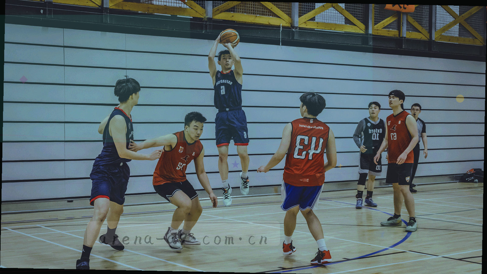 夜间球场看台的剪影与成片灯光光斑，人群只余轮廓